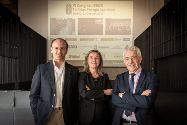 Representantes del IDAE y del Ministerio de Fomento, junto a la directora del Congreso Edificios Energía Casi Nula.