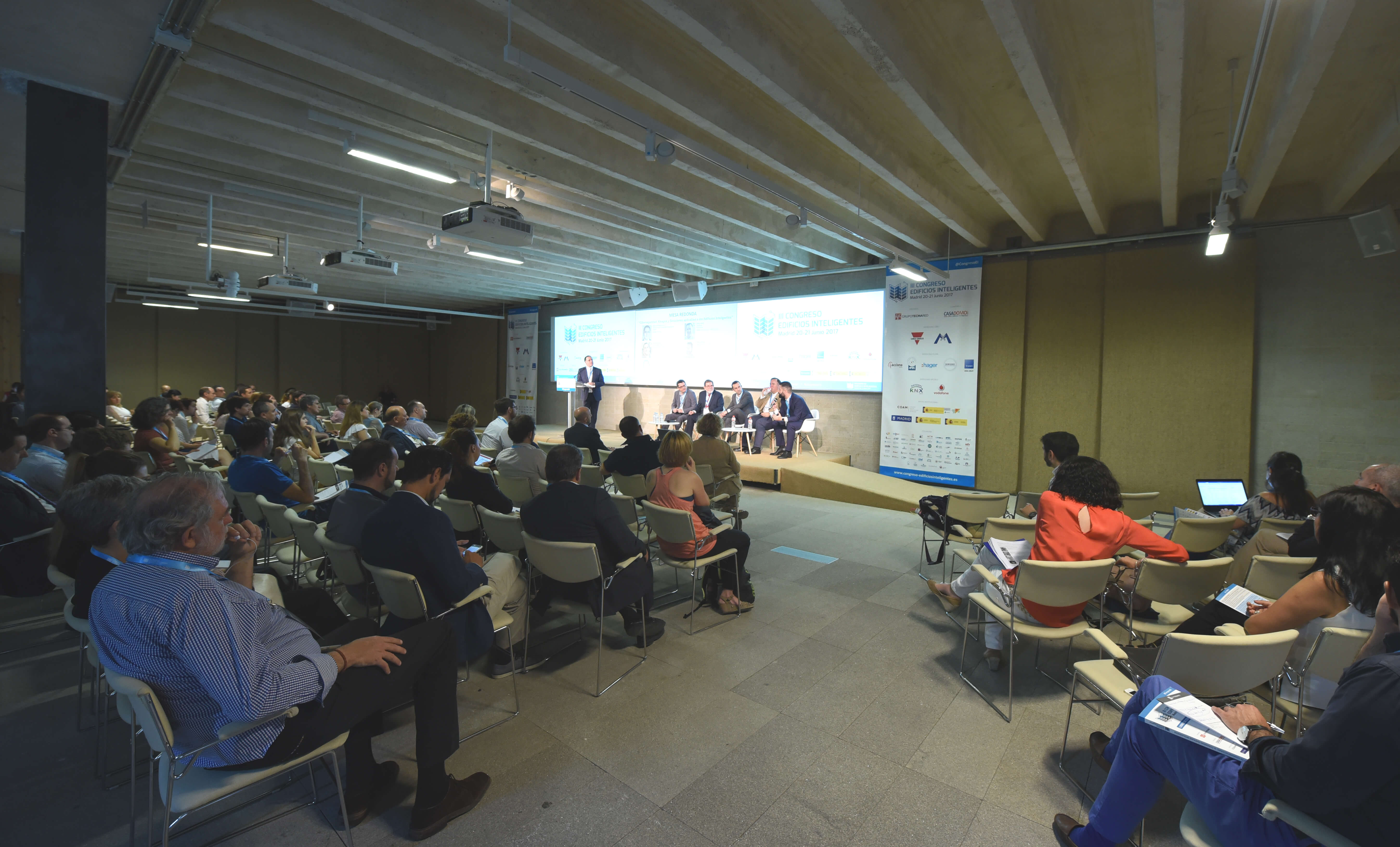 El Auditorio principal del Colegio Oficial de Arquitectos de Madrid (COAM) albergó el III Congreso Edificios Inteligentes con más de 200 asistentes durante el 20-21 junio 2017.